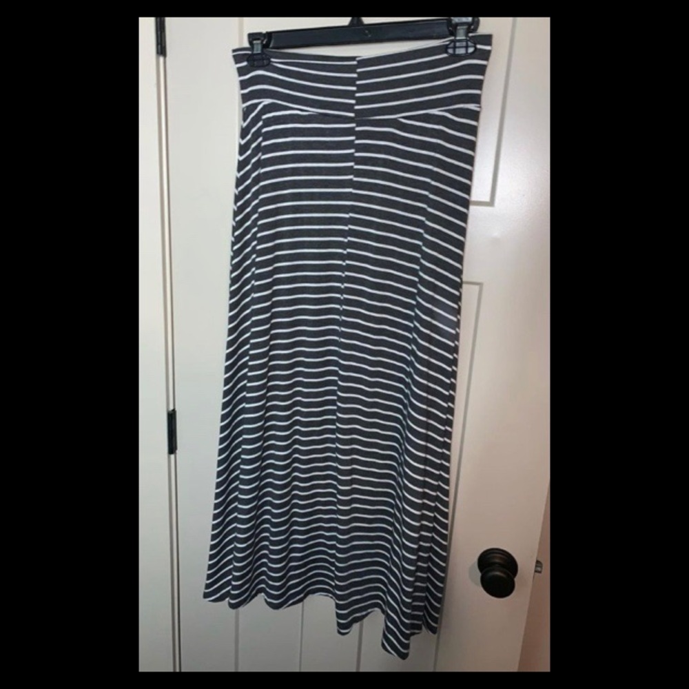 Floor length, stretchy skirt.